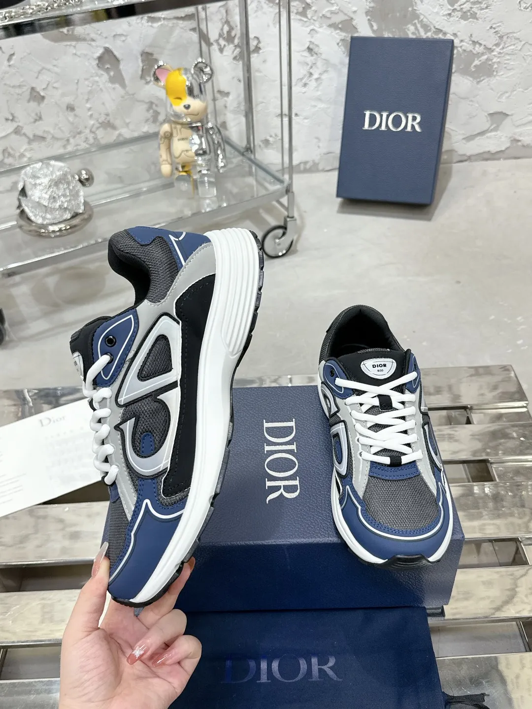 Men's men's shoes 💰600❤️❤️❤️High version Dior Dior's latest color matching B30 series reflective dad sneakers original 17380💰 purchased for development and production Brand new B30 sneakers Dad Shoes style shoes that follow the trend of the retro market The Dior logo on the tongue also indicates that this pair of shoes is the B30 model! B30 uses fine-textured leather and mesh cloth materials to form a shoe body. There are conspicuous letters CD on both sides of the shoe body to indicate identity. Many lines on the shoe body outline details to make the shoes look less monotonous and full of retro flavor. The delivery counter is exquisitely packaged🛍📦 ▪️Fabric: Original customized technical fabric + mesh ▪️Inner lining: Customized breathable lining ▪️Outsole: Original molded IP foam + TPU outsole ▪️Sole thickness: 3.5CM ▪️Size: Women’s size 35-40 / Men’s size 39-46